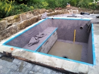 Schwimmbadfolie Sikaplan WP 3150-16R 1,6 mm incl. SIKA Vlies biozid weiss 300g/m inkl. faltenfreie Verlegung vor Ort. (Farbe: adriablau5217 / hellblau 5218 / perlgrau 5222 / beige5220 / trkis-grn5219))