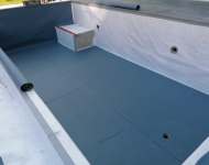 Schwimmbadfolie Sikaplan WP 3150-16R 1,6 mm incl. SIKA Vlies biozid weiss 300g/m inkl. faltenfreie Verlegung vor Ort. (Farbe: adriablau5217 / hellblau 5218 / perlgrau 5222 / beige5220 / trkis-grn5219))